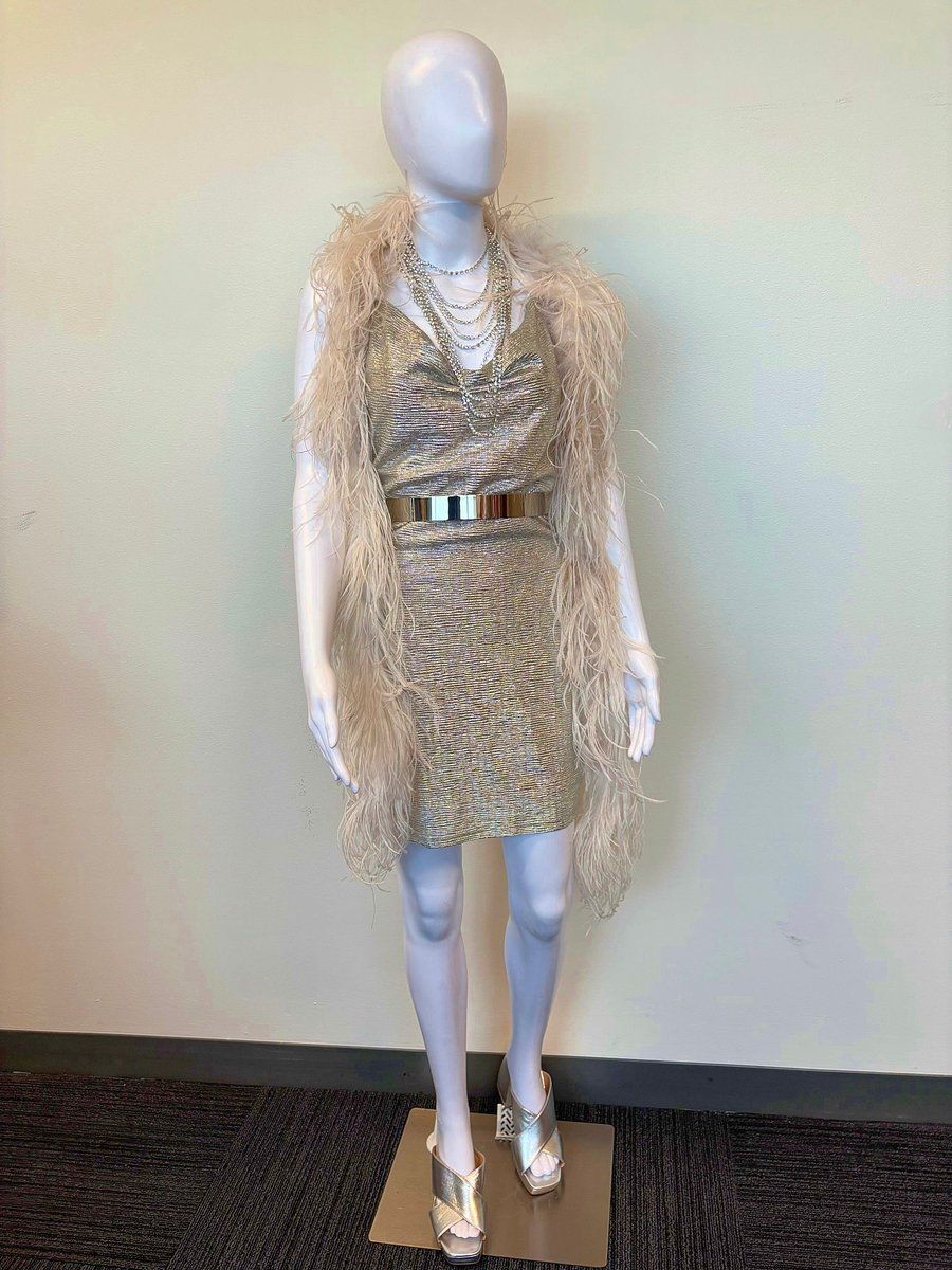 UniStudiosLot's tweet image. #UniversalLA ✨ Lights, camera, sparkle! ✨ Let's celebrate & inspire our way into 2025 with some glamourous New Year's Eve inspired pieces! 🎉
#UniCostume #FilmWardrobe #NYEinspiration #OnSetStyle #CostumeRental #PartyScenes