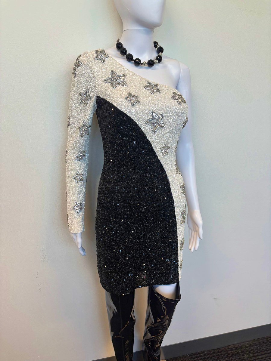 UniStudiosLot's tweet image. #UniversalLA ✨ Lights, camera, sparkle! ✨ Let's celebrate & inspire our way into 2025 with some glamourous New Year's Eve inspired pieces! 🎉
#UniCostume #FilmWardrobe #NYEinspiration #OnSetStyle #CostumeRental #PartyScenes