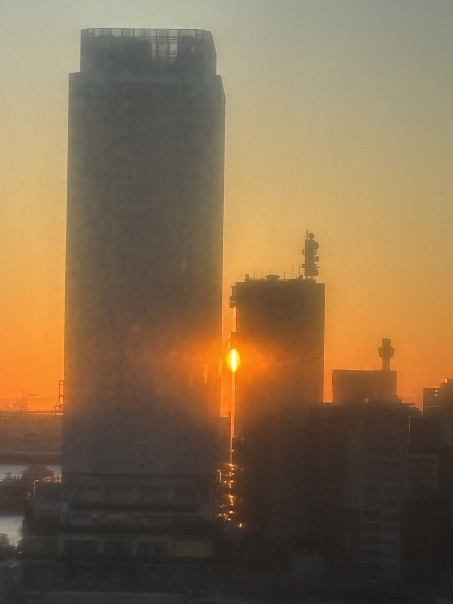 djmitsukuni's tweet photo. 新年明けましておめでとう御座います
どうかあなたの2025年が
穏やかで健やかな日々で
包まれます様に...🌱

今年もよろしくお願いします。

#ちょうどいいラジオ
#Fmyokohama
#40周年
#日の出が細い https://t.co/qyRdai43Mb