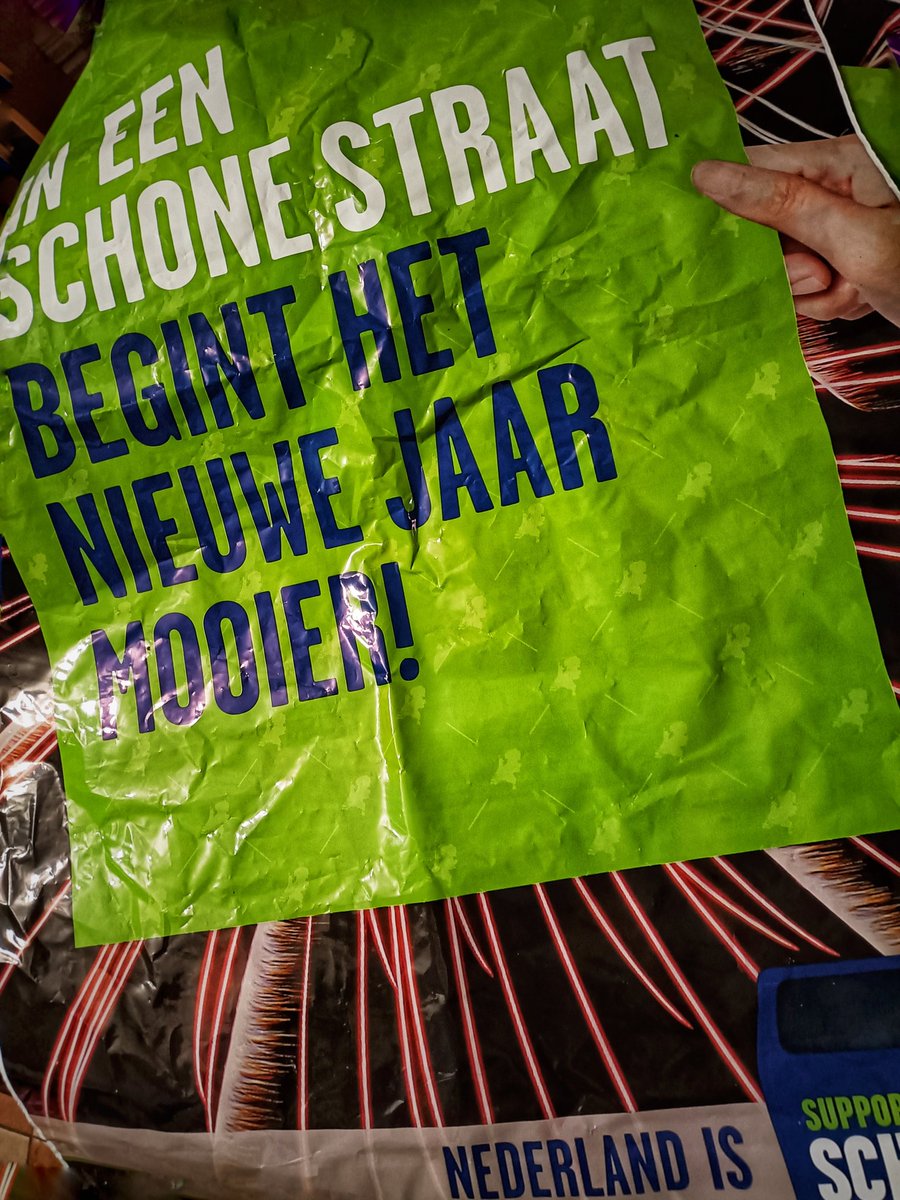 #Nieuwjaarsdag 🧑🏻‍🦯 | in een schone straat begint het nieuwe jaar mooier! Daarom vegen wij ons straatje / buurtje schoon op 1 januari. 

#RijswijkSchoon 🦋 doet het gewoon 🚮 #nieuwjaarsvegen #rijswijk