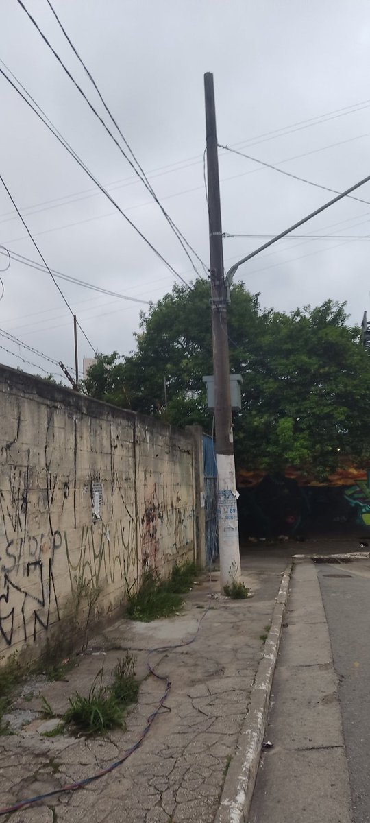 edulima's tweet photo. @EnelClientesBR , passei a pouco neste endereço próximo da saída da estação Pirituba da CPTM e vi uma fiação bifásica (viva),  da Enel e  que faz ligação a um estabelecimento comercial, caída ao lado do viaduto, na Av. Raimundo Pereira de Magalhães, 5145. https://t.co/9PI1ADDee6