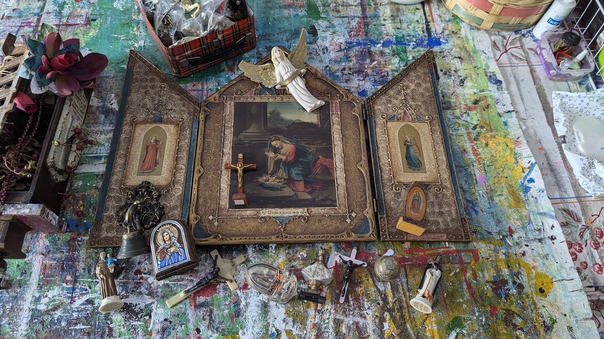 alisaeclark's tweet photo. In the new year, I will make more art, follow my heart, and silence the voices that try and get me to conform. I will be me with a fierce abandonment.
#honestartist #creativeresolutions #artist #sculpture #sculptor #assemblage #shrine #altar https://t.co/HS9jml1BaZ
