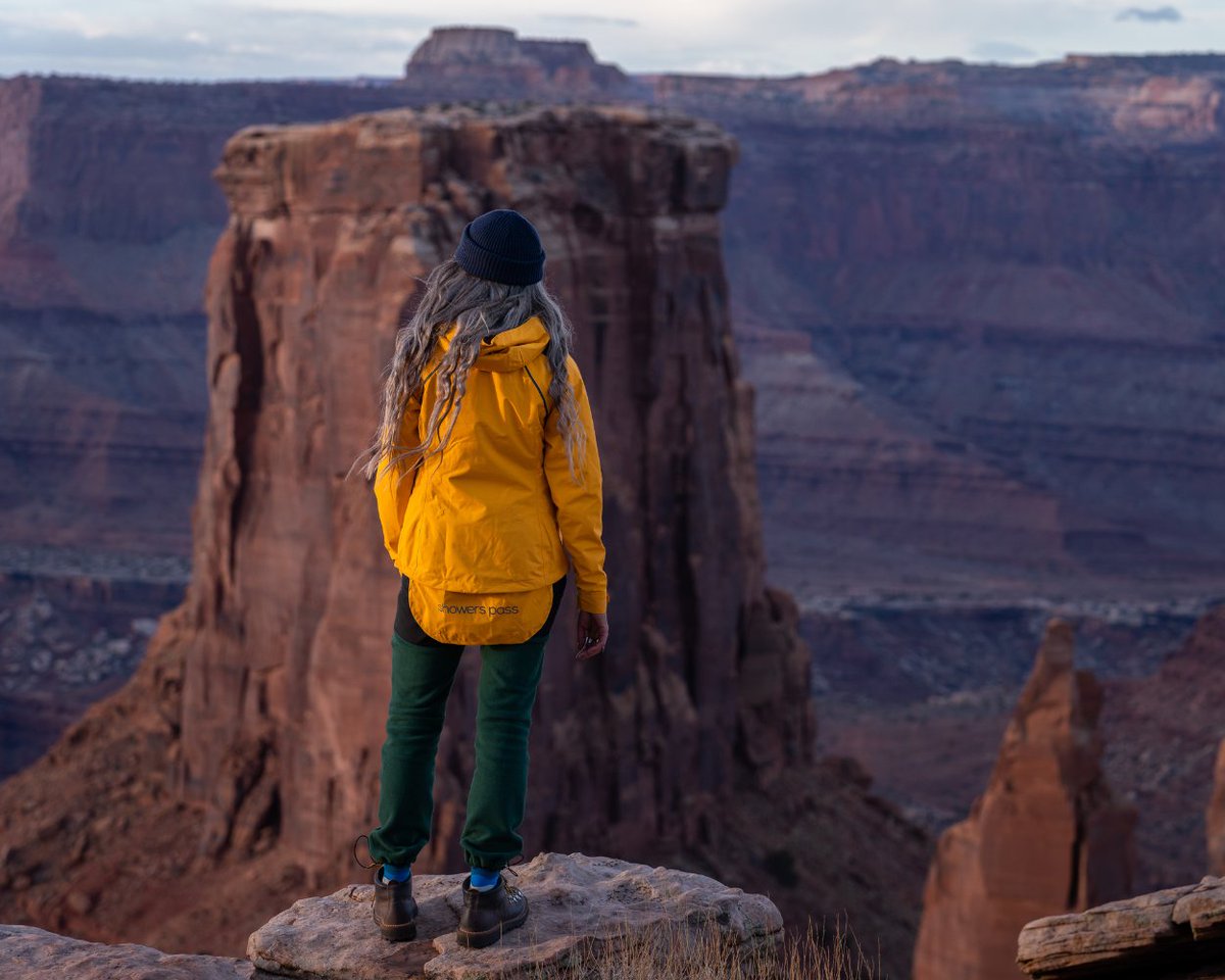 showerspass's tweet image. Standing on top of the mountain teaches you one thing: the journey changes you, the view humbles you, and realizing you still have to make your way down is the ultimate plot twist.

#LifeLessons #WaterproofGear #ShowersPassGear #AllElementsCovered