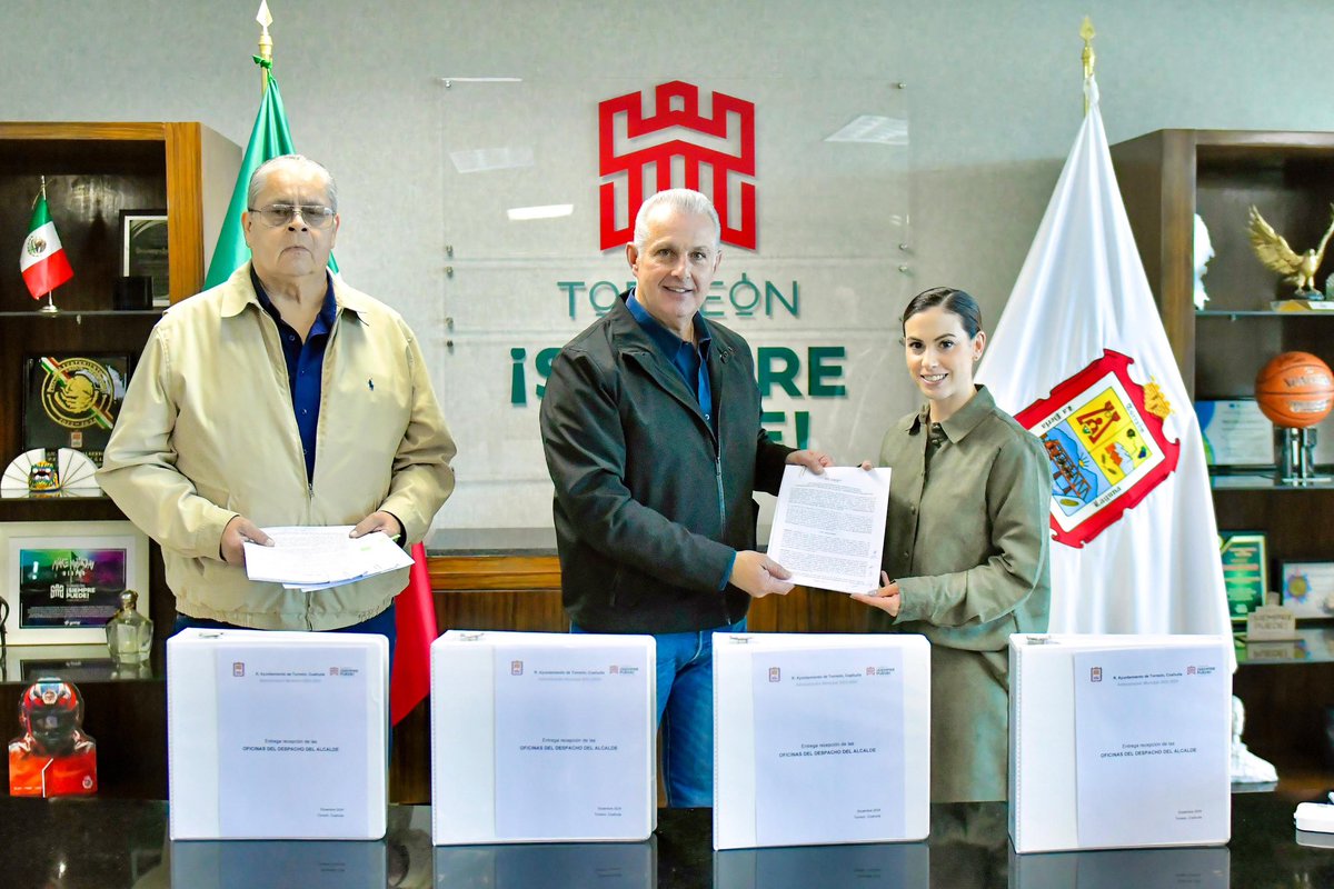 RomanCepeda's tweet photo. De conformidad con la normatividad aplicable, y con la supervisión del Consejo Ciudadano de Torreón, finalizamos de manera transparente el proceso de entrega-recepción correspondiente a la Administración 2022-2024, haciendo entrega de los documentos a la Contraloría Municipal. https://t.co/uZ1QWgHfHD