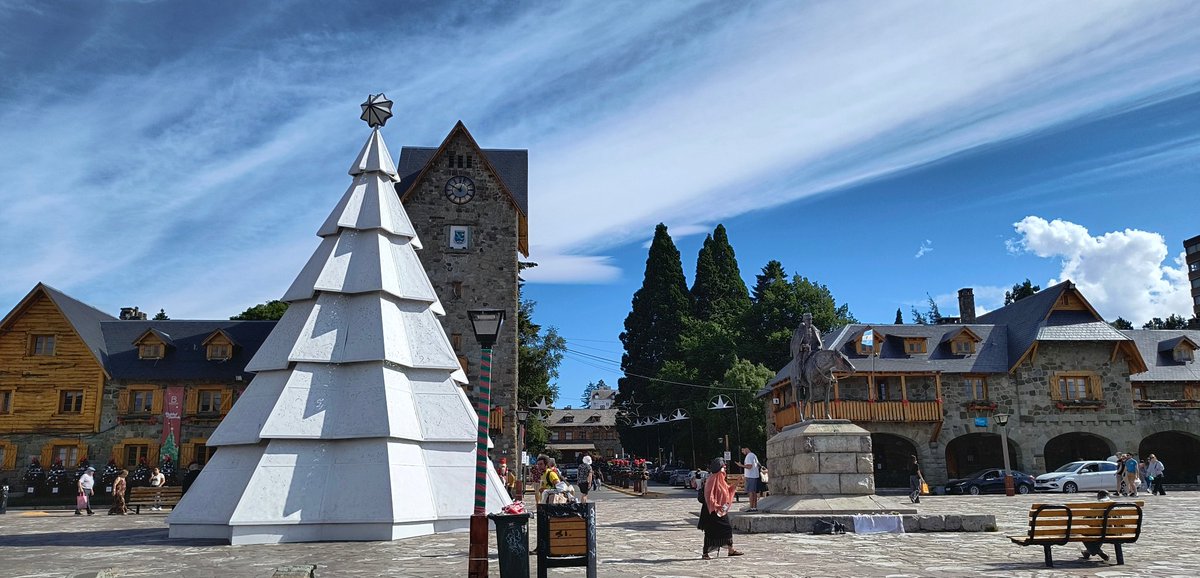 onlineMilei's tweet photo. Cambio de época, luego de muchos años en #Bariloche no se tapó la estatua de Roca con el árbol de navidad, se reivindican los próceres, se reivindica la patria @TraductorTeAma @JMilei 

Feliz año 2025
Argentina será próspera 
VLLC!!! https://t.co/K19ql7zVDK