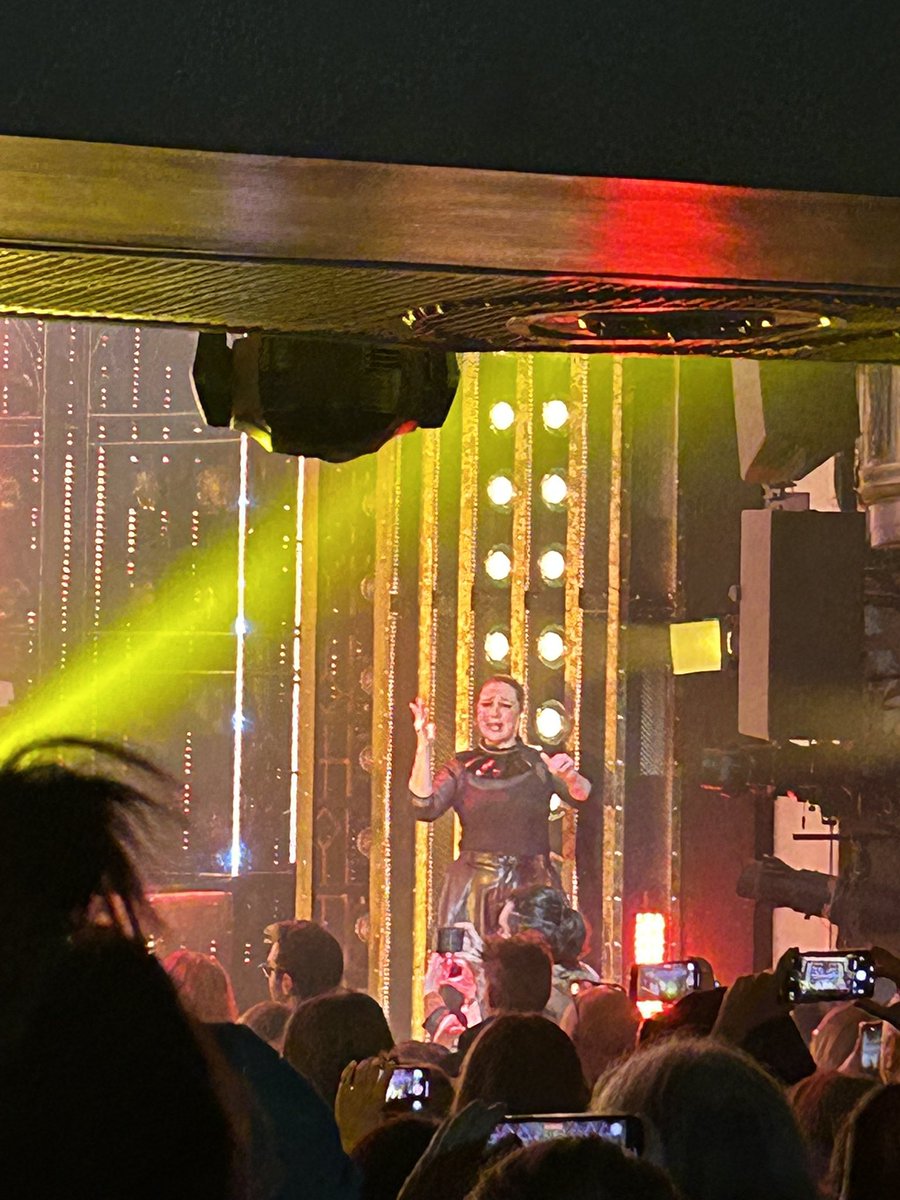 MrsAnnaHaskell's tweet image. This woman is #thequeen #six 
Having learnt @MakatonCharity with my little one - seeing #bsl in the most amazing way gave me goosebumps! The #BSLinterpretor was phenomenal. It was a privilege seeing this interpreter at work!  #Inclusion