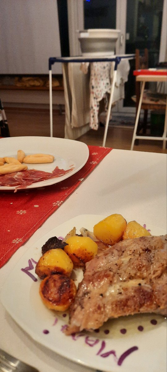 Pues aquí estoy, con la cena puesta y esperando a que venga Almeida a darme una sorpresa. ¿Tardará mucho? Que tengo hambre...