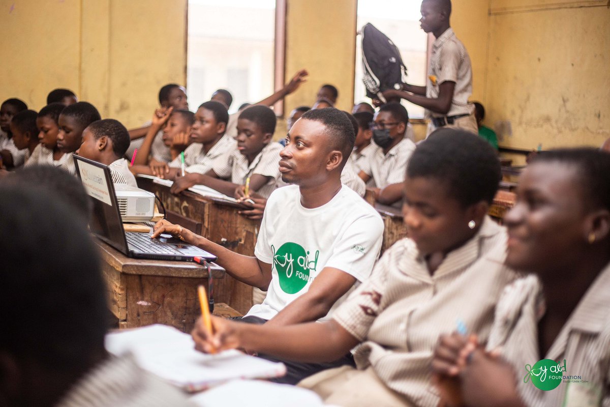 JoyAidFoundn's tweet photo. #Tech4YOUth Phase I

The last quarter has seen enormous passion and engagement from the young kids via robotics and AI which supports their learning.
We so had the opportunity to train the ICT workforce and teachers to ensure a sustainable approach for continuous learning. https://t.co/dF5ldM09OE