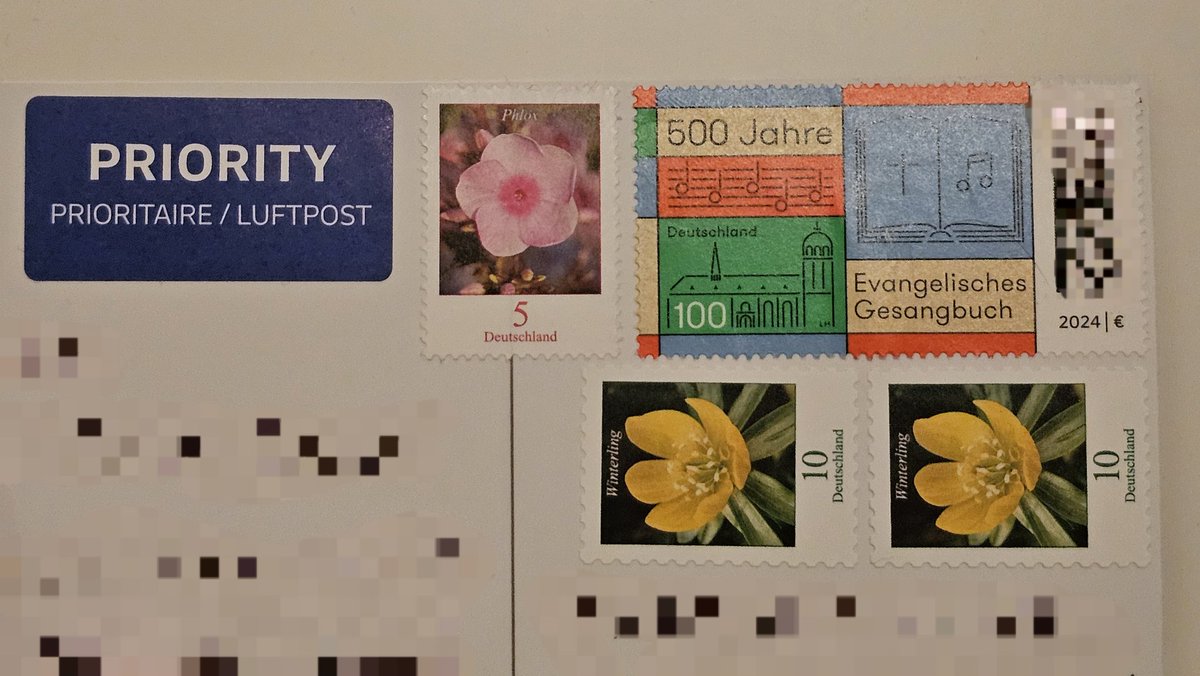 Deutsche Post: Raises postage on international postcards from 0.95€ to 1.25€.
Also Deutsche Post: Doesn't make any stamps for 1.25€.

This is what postage on my cards to the US looks like now, taking up a third of the entire postcard. 🤦‍♂️
<a href="/DeutschePostDHL/">Deutsche Post und DHL News</a>