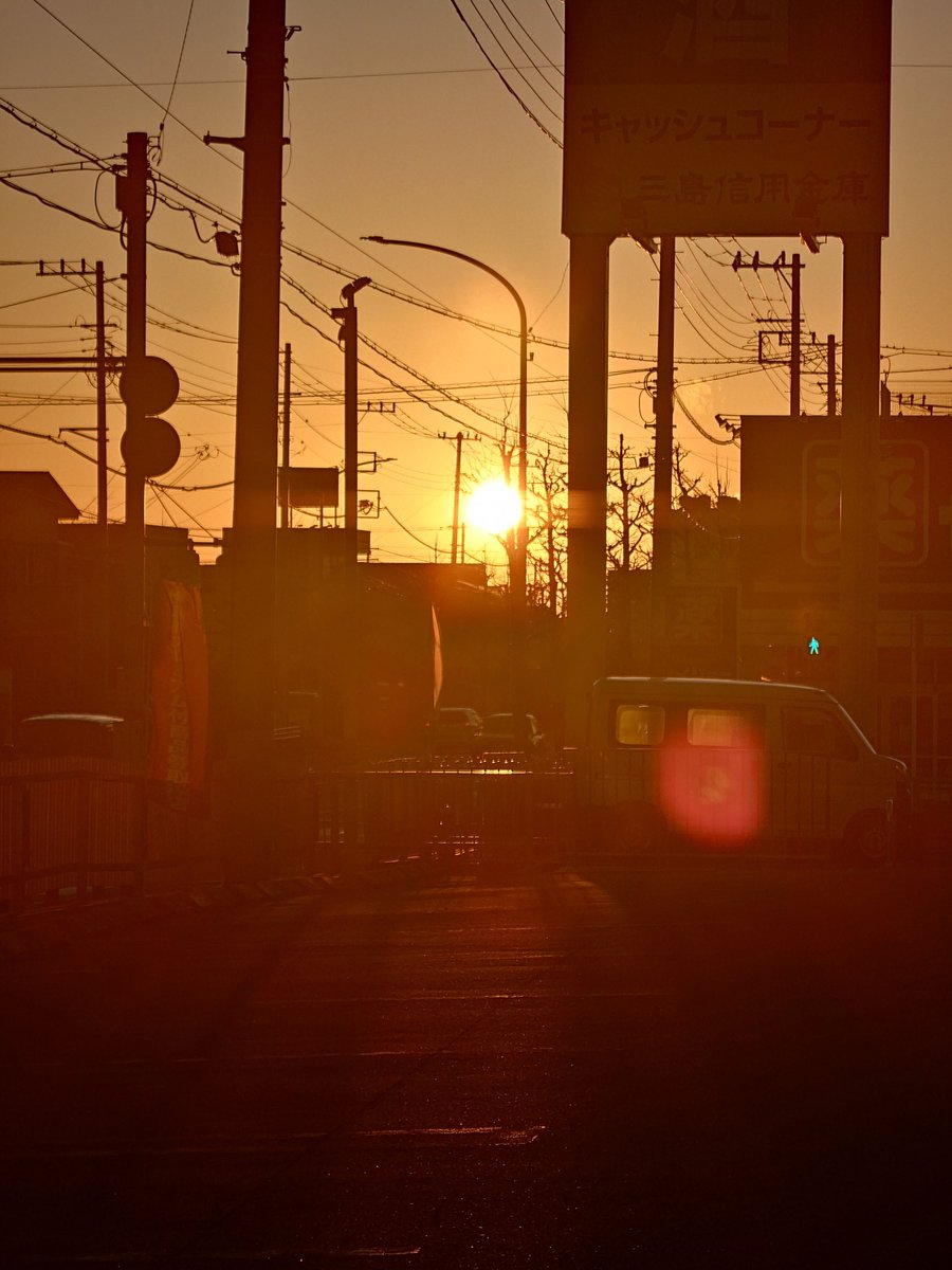 brmns's tweet photo. あけましておめでとうございます
一年の計は元旦にありといいますが、大晦日から少なくとも20日までは日曜以外休み無しで早朝から働き詰めが確定しております
いい一年になりそうですね！ https://t.co/s6tZO8wuqL