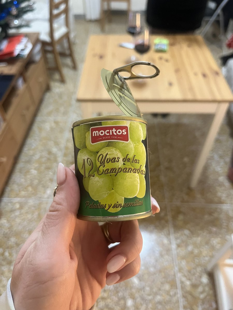 HadjMargaux's tweet photo. Uvas #Mocitos me acabas de joder los últimos 30 minutos de 2024 con “12 uvas peladas” voy y cuento que hay 11 y estoy en Roma siendo las 23:27… #uvasmocitos devolvedme mi suerte https://t.co/fl8ipVErLj