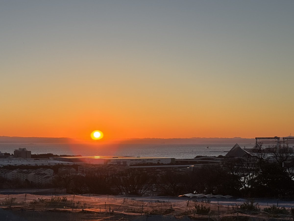 fuji_hide's tweet photo. 2025年、新年あけましておめでとうございます！
新しい年の始まりに、皆さまの健康と幸せを心よりお祈り申し上げます。
今年も素敵なご縁に感謝しながら、一歩一歩前に進み、充実した日々を過ごして行きたいと思います。
笑顔と希望があふれる一年になりますように。どうぞよろしくお願いいたします！ https://t.co/GEzzGSKhG6
