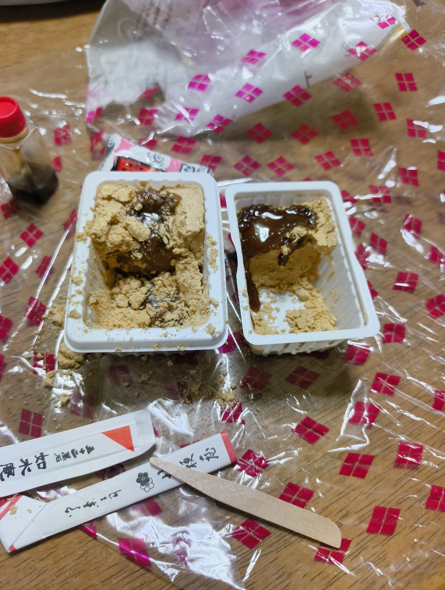 agentkatuo's tweet image. 信玄餅と筑紫もちの食べ比べ中