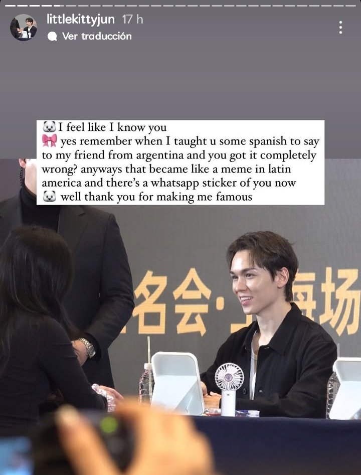 _wjunpimeow_'s tweet photo. OMGGG?? UNA CARAT QUE FUE AL FANSING DE SEVENTEEN EN SHANGHAI, CHINA TUVO LA OPORTUNIDAD DE HABLAR CON VERNON Y LE DIJO ALGO INCREÍBLE.

🐻‍❄️: Siento que te conozco.
💎: Sí, ¿Recuerdas cuando te enseñé algo de español para que se lo dijieras a mi amiga de Argentina y lo dijiste completamente mal? De todos modos eso se convirtió en un meme en América Latina y ahora hay un sticker de whatsapp de ti.
🐻‍❄️: Bueno, gracias por hacerme famoso.

Y en el contexto de ésto, es qué un carat le dijo a Vernon que su amiga también tendría una llamada con él en un evento de firmas por llamada hace unos meses y que ella era de Argentina para que pudiera reconocerla y para sorprenderla le dijo que por favor le dijera "su nombre y mucho gusto"... pero en vez de eso le dijo "MUCHO EXCEL" y eso se hizo un sticker entré ellas JAJAJAJAJAJAJAJAJAJAJAJAJAJAJAJAJAJAJAJAJA😭😭

@.littlekittyjun,@.jungkookftwonu, @.boogyudan