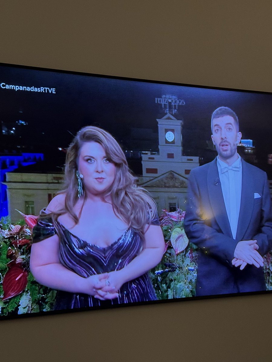 Por supuesto, en casa vemos a <a href="/lalachus2/">LALACHUS2</a> y Broncano

Qué guapos están! 

 #CampanadasRTVE