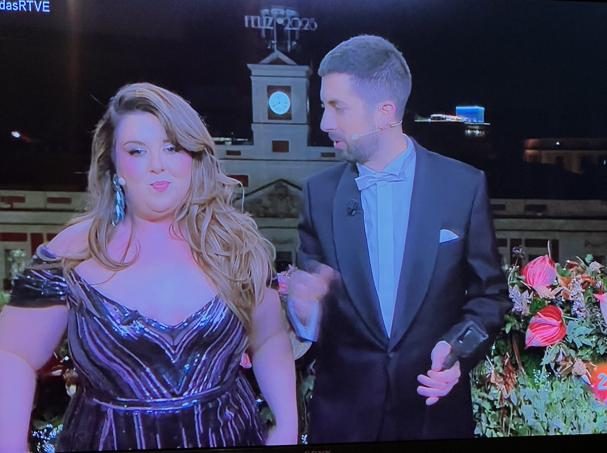 Lalachus y Broncano dando frescura y mucha espontaneidad a una noche mágica . Necesitábamos unos presentadores que no estuvieran encorsetados. Han nombrado a todas las cadenas sin pudor y han enfocado a Pedroche . Haciendo historia en la tele pública. #CampanadasRTVE