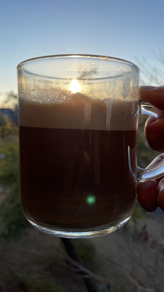 BAKAORU's tweet image. 新年明けましておめでとうございます。
いつも苦い事ばかりだけど、今年はスプーン1杯のお砂糖を入れて甘く幸せな時間が増えるといいですね。
#NESPRESSO