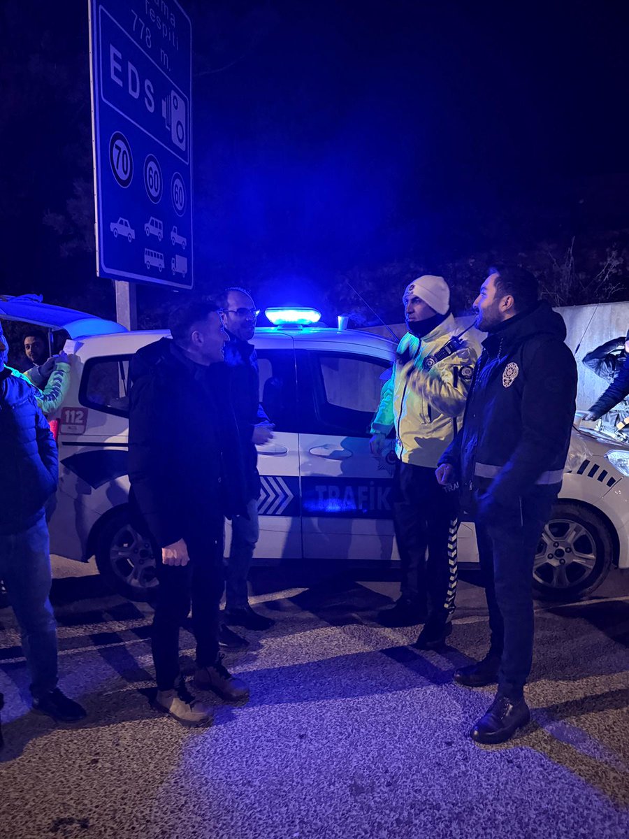 Bilecik Anahtar Parti İl Yönetimimizle birlikte ,  Yeni yılın ilk saatlerinde şehrin güvenliği,huzuru,can ve mal emniyeti için  çalışan  güvenlik güçlerimizi görev yerlerinde ziyaret ederek yeni yılını kutladık.