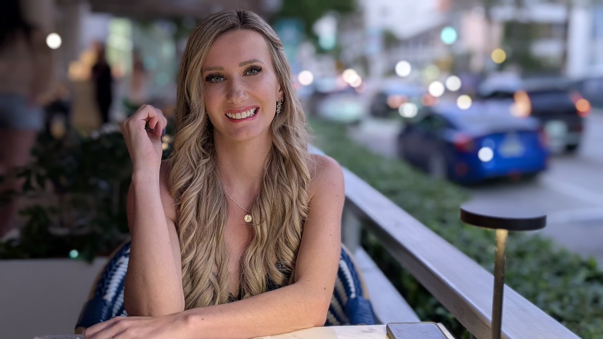 BTCsessions's tweet image. Excited to attend the #bitcoin $100k party tonight put on by @saylor. Perfect New Year's Eve out with @MrsSessions 🎉🎉🎉