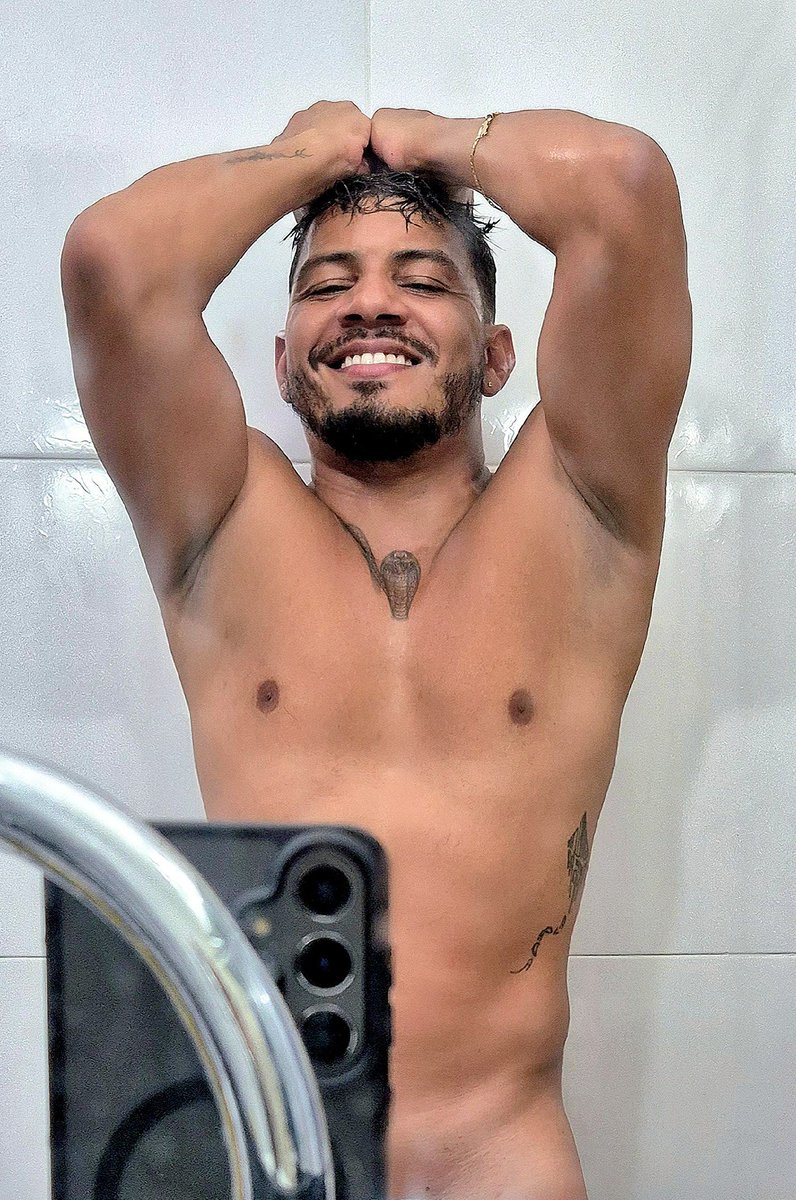 tinosilva26's tweet photo. À 2024, meu muito obrigado. A água no fundo do poço me serviu muito e fez muito bem. 😌🙏🏾
#NewLife #NewYear #NewYear2025 #Happywithmyself https://t.co/VfDUi2vF4v