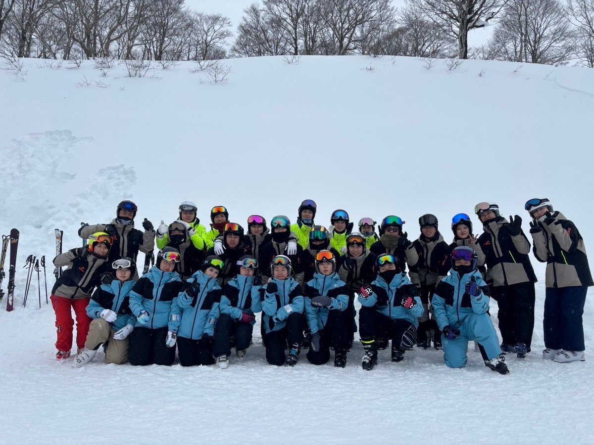 Asahi_SkiClub's tweet photo. あけましておめでとうございます！
朝日大学スキー部は先月の21,22日に岐阜県の郡上にある高鷲スノーパークで合宿をしました！26人で楽しく滑ることができました！
学年ごとにウェアーの色が違うの良いですよね✨️ https://t.co/4FjwLcNmCW