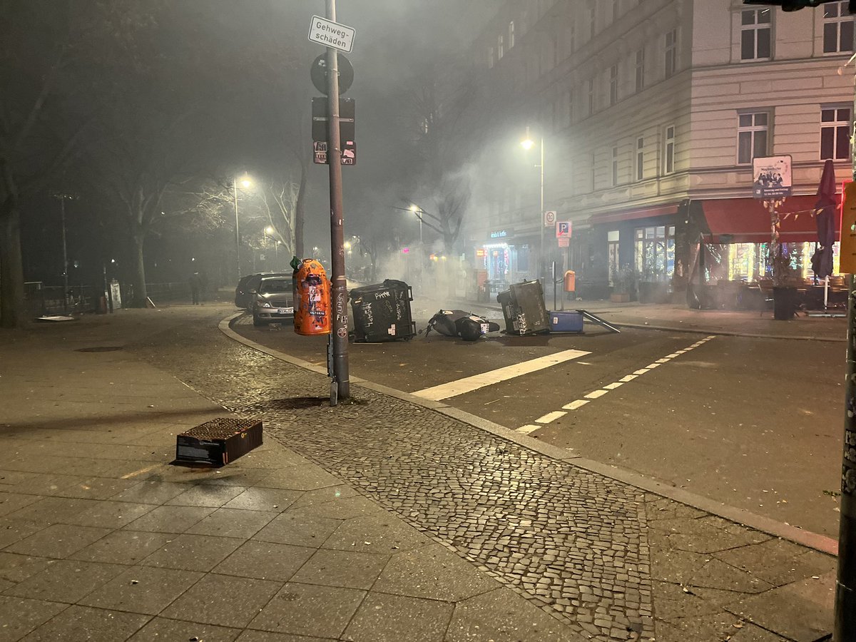 AlexRothe92's tweet image. Kottbusser Damm Ecke Maybachufer u. a. mit umgekippten Roller und Mülltonne blockiert. Massiv Pyrotechnik, immer wieder Kugelbomben. #Silvester
