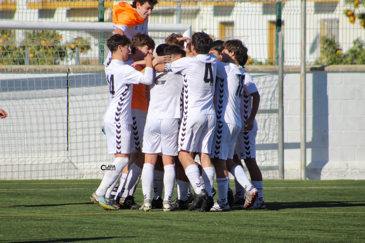 🥂 Desde el #CalaveraCF os deseamos un FELIZ AÑO NUEVO.

♥️ Que vuestros éxitos se cumplan y que tengáis la salud suficiente como para disfrutarlos. 

🏴‍☠️ Y en lo futbolístico brindamos por un año cargado de victorias y goles negras. 

¡FELIZ 2025!
