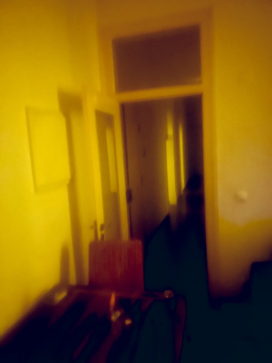 Não tenho velas Vou esperar pelo fogo de artifício para ver o caminho Isto é rés do chão e escuro que dói