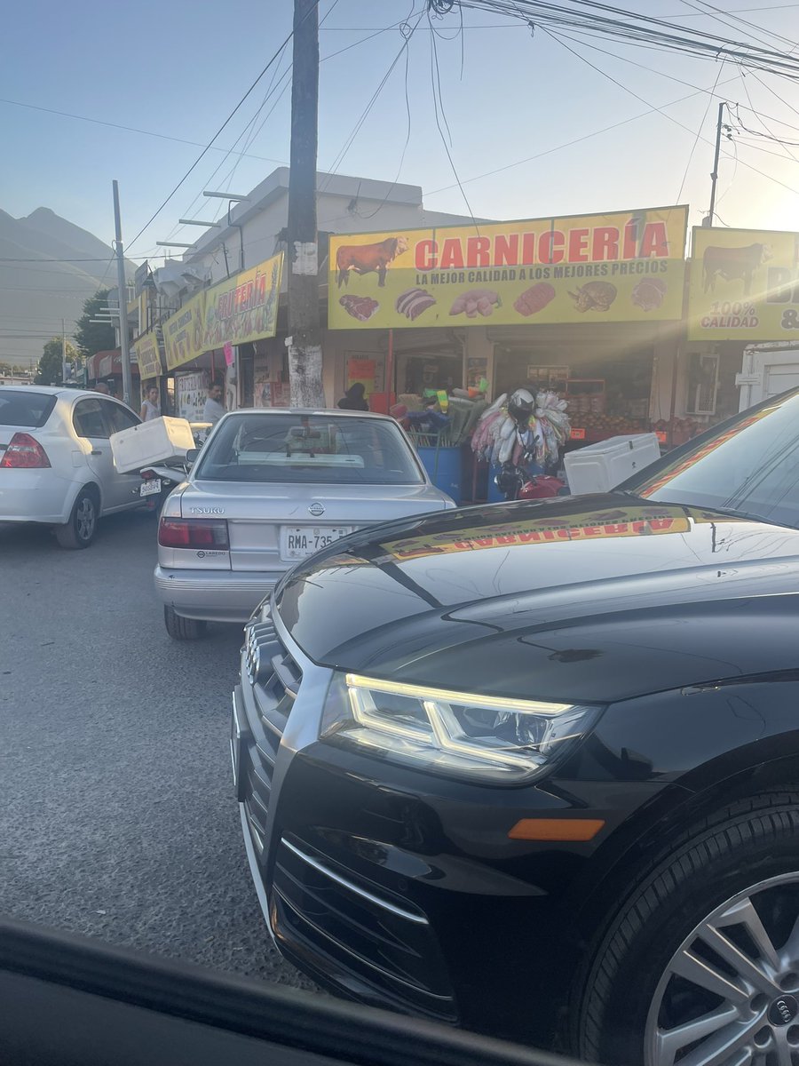 kenigzz's tweet photo. @Gpevialidad  @municipiodegpe los clientes de esta tienda  olvidan que transitamos las personas que vivimos en esa cuadra y es imposible, ya causaron un accidente en una ocasión, se ha reportado y no hacen nada. Olmeca cruz con Tepaneca Col. Azteca @ https://t.co/Y3nlXa7sU0