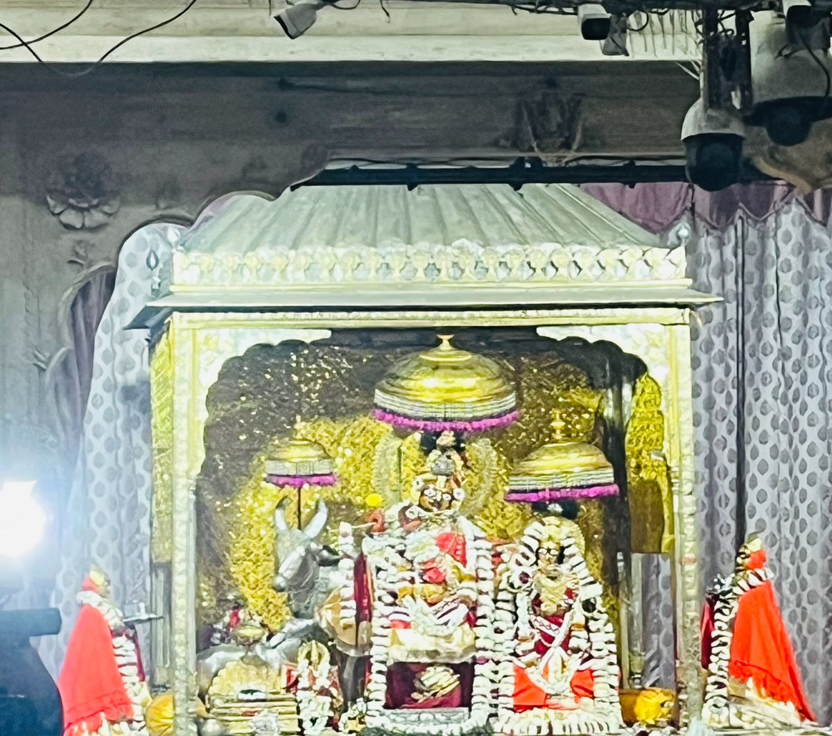 OmPrakashJindad's tweet image. जयपुर के आराध्य देव श्री गोविन्द देव जी के प्रातः दर्शन लाभ प्राप्त किएl

आप सभी को नववर्ष की हार्दिक शुभकामनाएँ। भगवान आप सभी को उत्तम स्वास्थ्य एवं उन्नति प्रदान करेंl🙏🏻❤️

#HappyNewYear2025 
#GovindDevJi