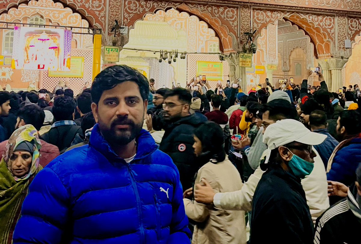 OmPrakashJindad's tweet image. जयपुर के आराध्य देव श्री गोविन्द देव जी के प्रातः दर्शन लाभ प्राप्त किएl

आप सभी को नववर्ष की हार्दिक शुभकामनाएँ। भगवान आप सभी को उत्तम स्वास्थ्य एवं उन्नति प्रदान करेंl🙏🏻❤️

#HappyNewYear2025 
#GovindDevJi