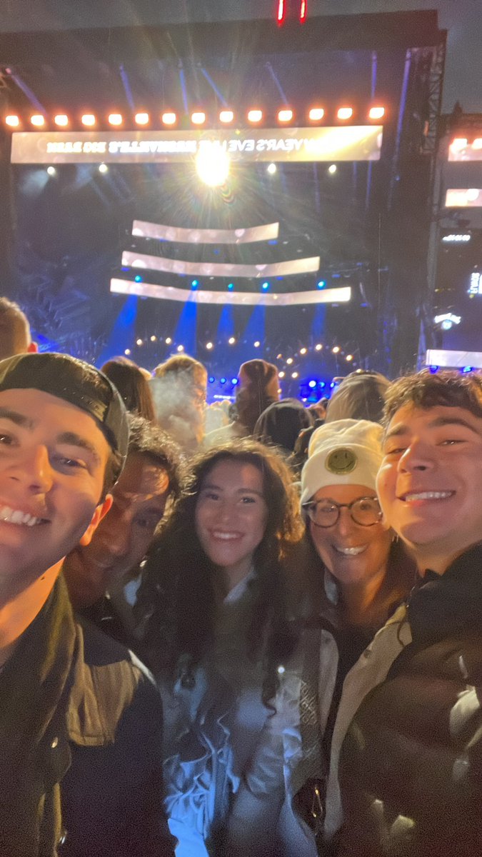 JSEmom's tweet photo. #NashvilleNYE https://t.co/q1VdL0NP5P