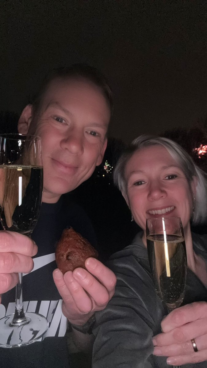 Gelukkig nieuwjaar iedereen! 

Frohes neues Jahr euch allen!