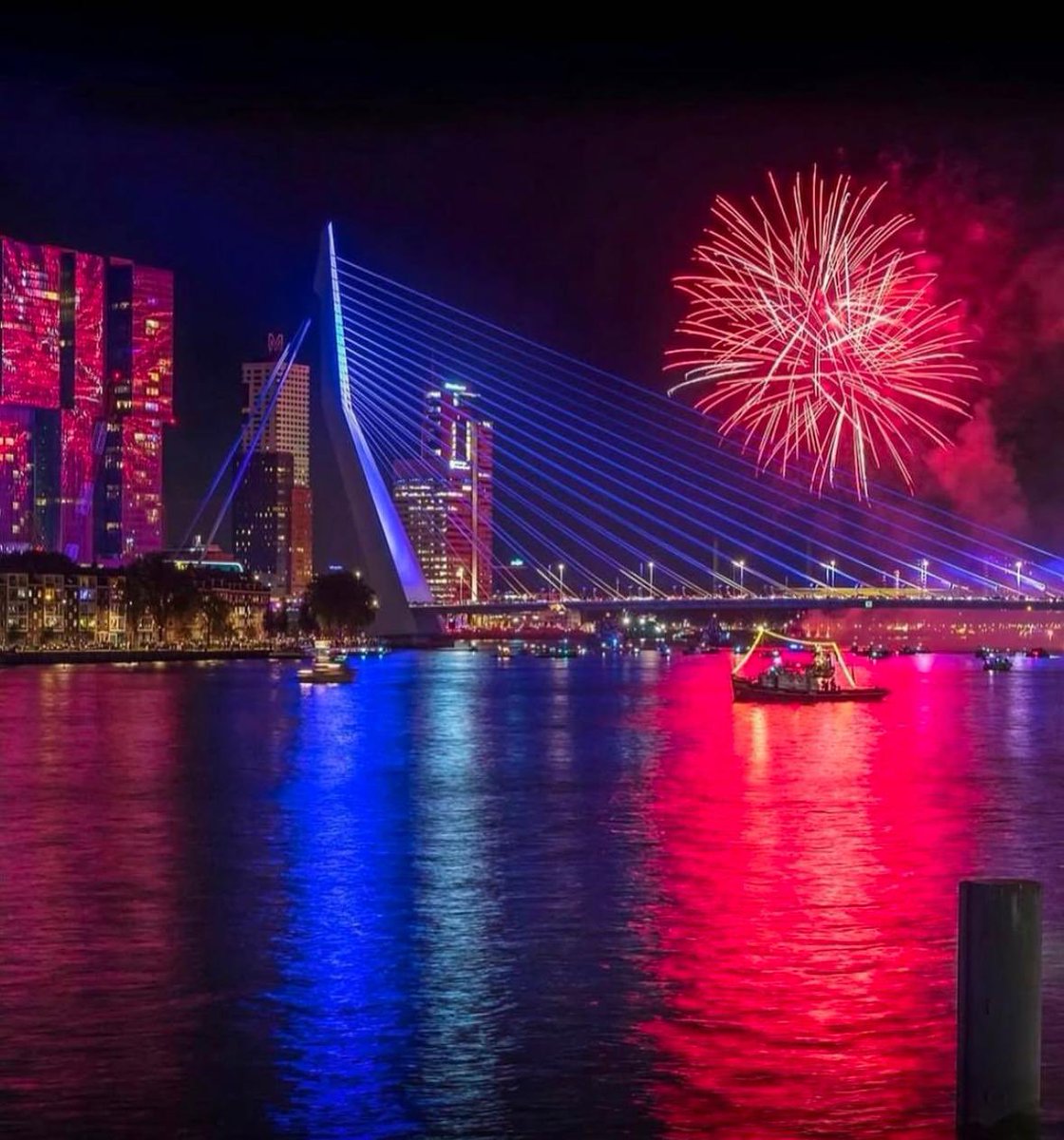 🎆🎇🍾 Happy New Year from all of us at Visit Netherlands! As we step into a fresh and exciting year, we’re so much looking forward to new experiences and adventures! From the stunning architecture of Rotterdam to the blooming tulip fields, let’s make 2025 a year of unforgettable