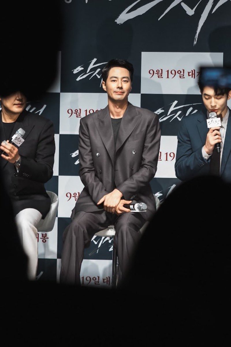 eyejo_'s tweet photo. 조인성 오빠 올해는 더 열심히 일해주세요… (사실 2024 빡세게 달려셨지만) 더 자주 보고싶어요…..✌️ https://t.co/uI4lPExyOl