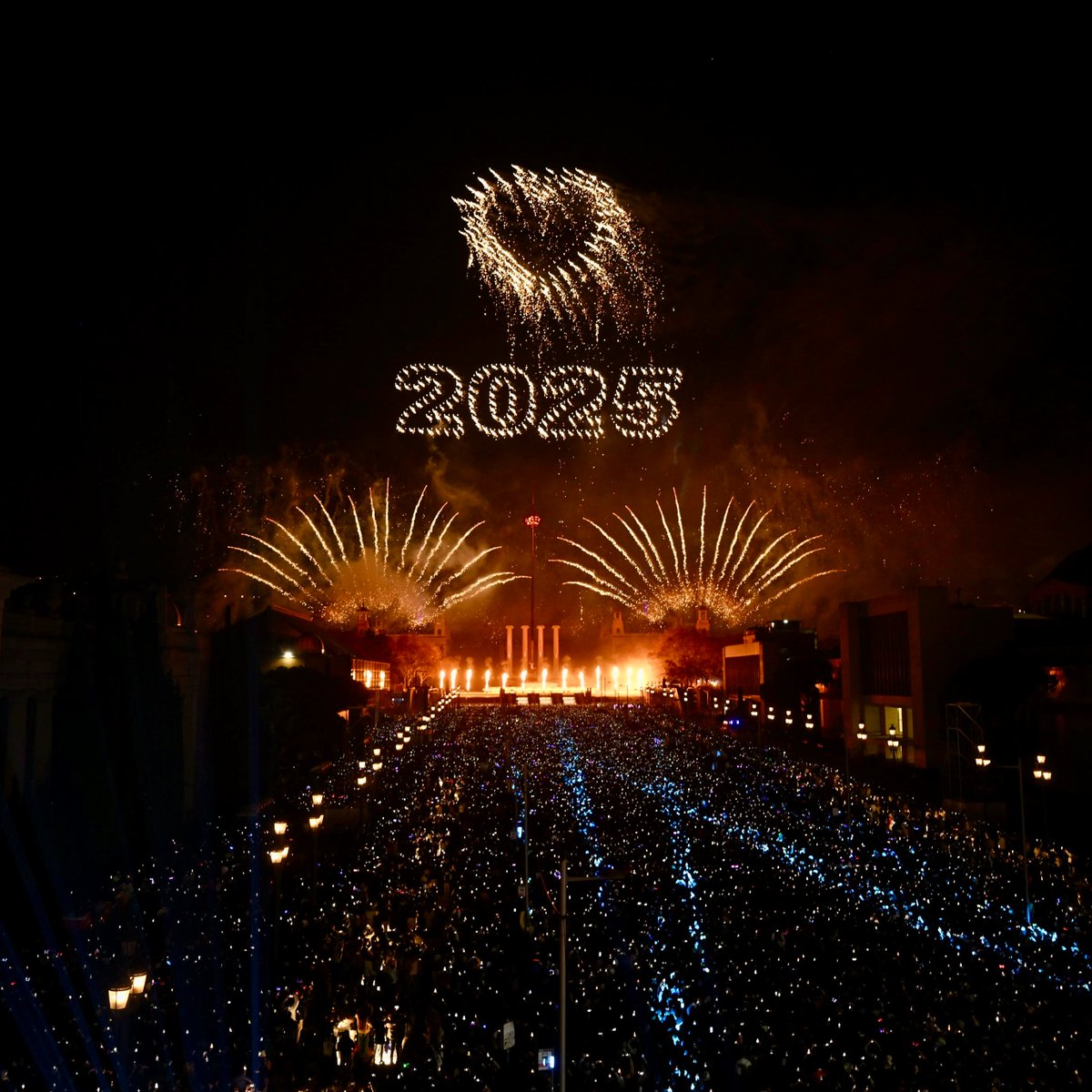 Bon any 2025!

El cel de Barcelona s'ha il·luminat amb més de 500 drons i focs artificials per donar la benvinguda a un nou un any amb molta il·lusió!

Et desitgem un 2025 ple de felicitat i cultura!

cultura.barcelona