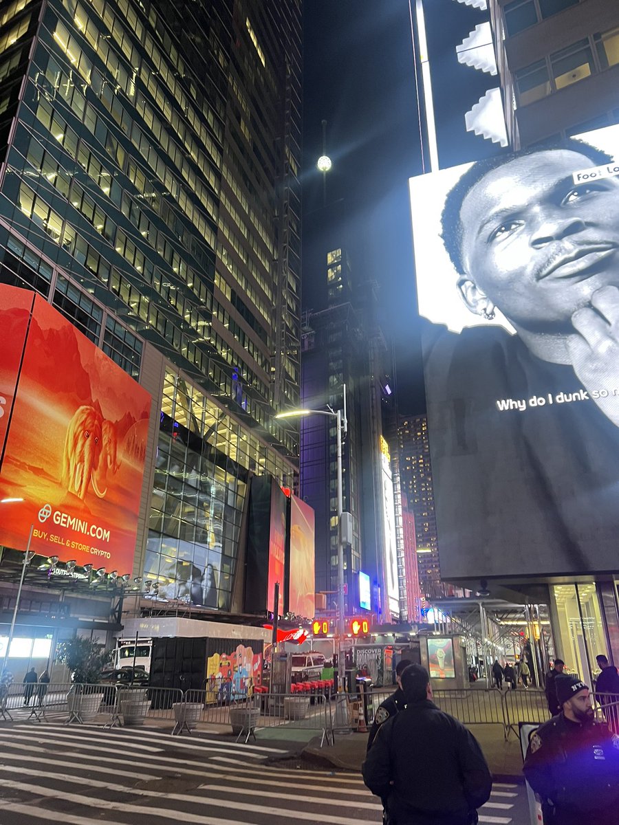 valevolatile's tweet image. #TimesSquare is getting ready #2025newyear #NewYork