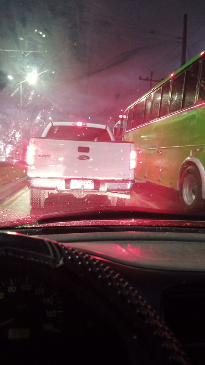 Fuerte tráfico en la Av de las américas sector mega tienda 
<a href="/emov_ep/">EMOV EP Cuenca</a> atender urgente