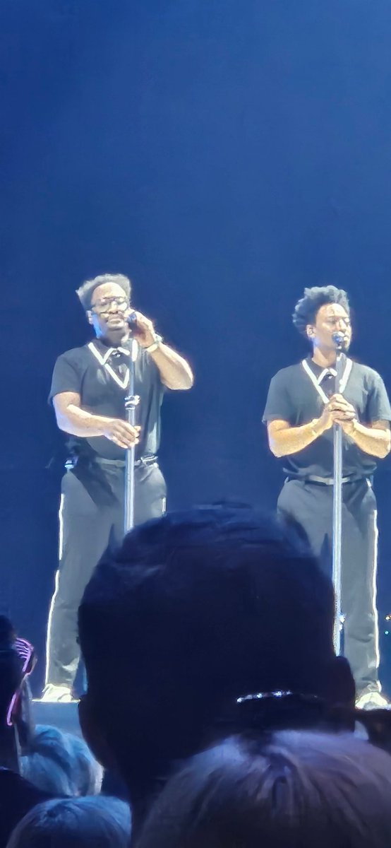 YasminHartley74's tweet image. Happy New Year @GaryBarlow @OfficialMarkO and #HowardDonald thank you all so much for my awesome 50th Birthday Celebrations with you on the #ThisLifeTour and thank you also to @ollymurs #Darren and #Jon loved every minute of my 10 gigs with you legends ❤️💚💛💙🕺🕺🕺🕺🕺🕺😘🫶🏻