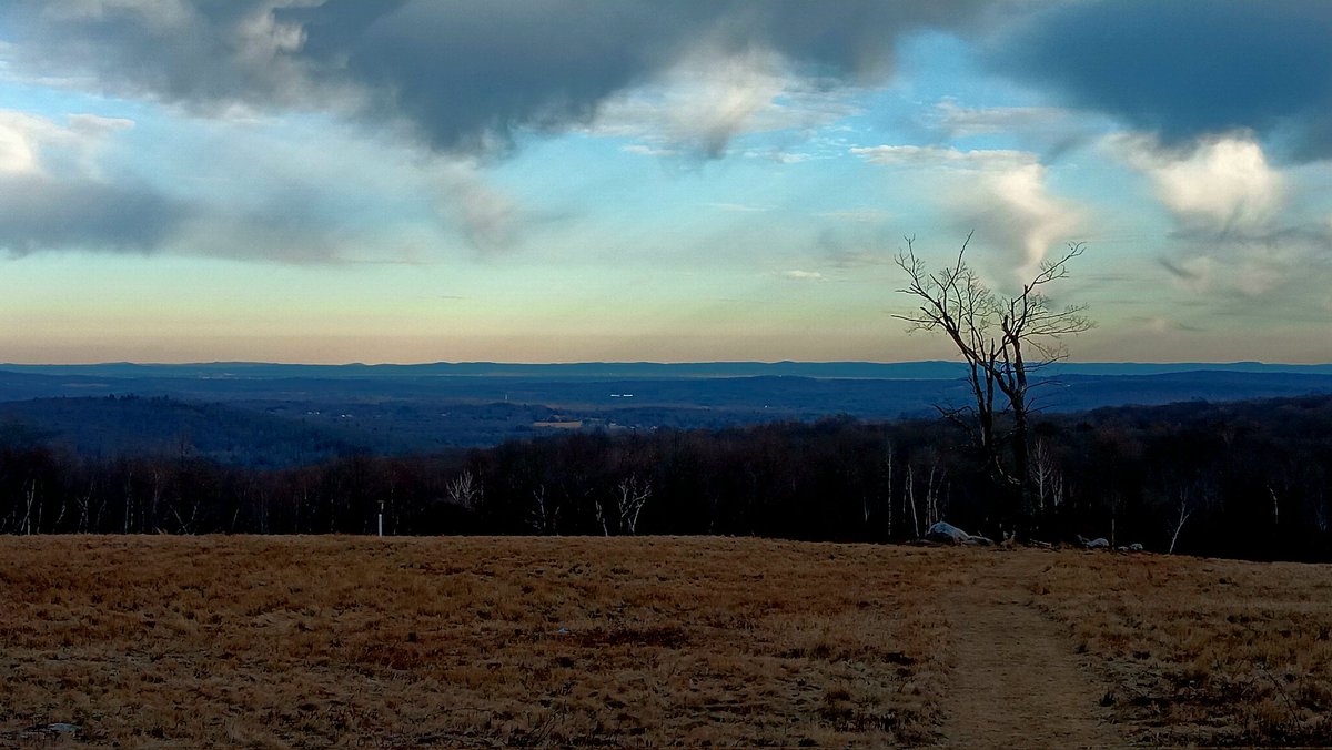 ctmuseum's tweet image. Last sunset of the year, looking from Granby #Connecticut into Massachusetts. Happy New Year!