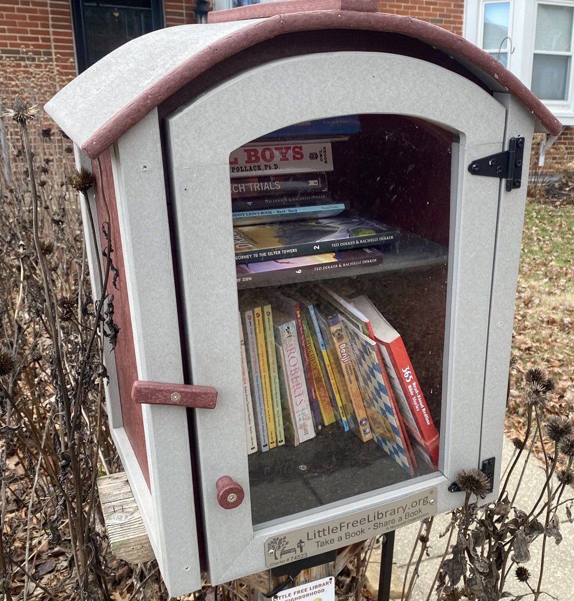 worldreads's tweet image. last book drop off of the year #freelittlelibrary 📚💕