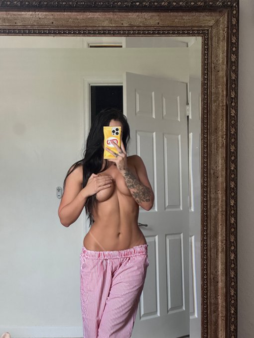 Watch Emily Rinaudo's leaked NSFW photo on TwXstars