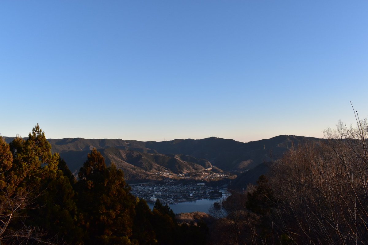 Rune_jara's tweet image. あけおめです🎍

日をまたぐ時はガッツリ寝てましたが、夜中から日の出を見にソロ登山してました。笑

今年から登山を始めようと思うので、色々登ってみたいです🗻
後データ納品の仕事も増えてきているので、しっかり頑張ります🥁

#あけましておめでとうございます 
#あけおめ 
#HappyNewYear2025