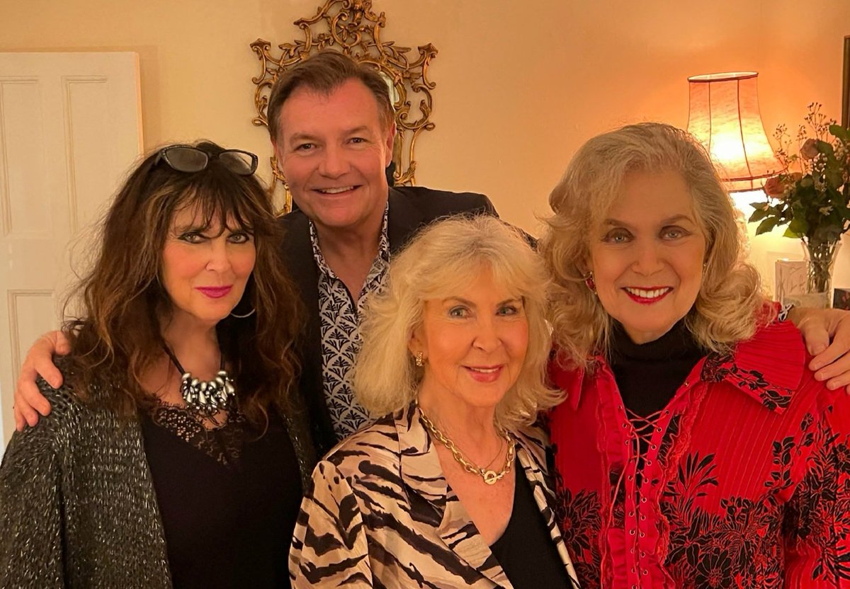 LangfordBarry's tweet image. What better way to start #NewYear2025 than surrounded by a bevy of #Bond beauties!  Celebrating with my great friends Caroline Munro, Caron Gardner and @thevalerieleon.
Not only have all three tangled with 007, they&apos;re all #Hammer #horror screen sirens too!