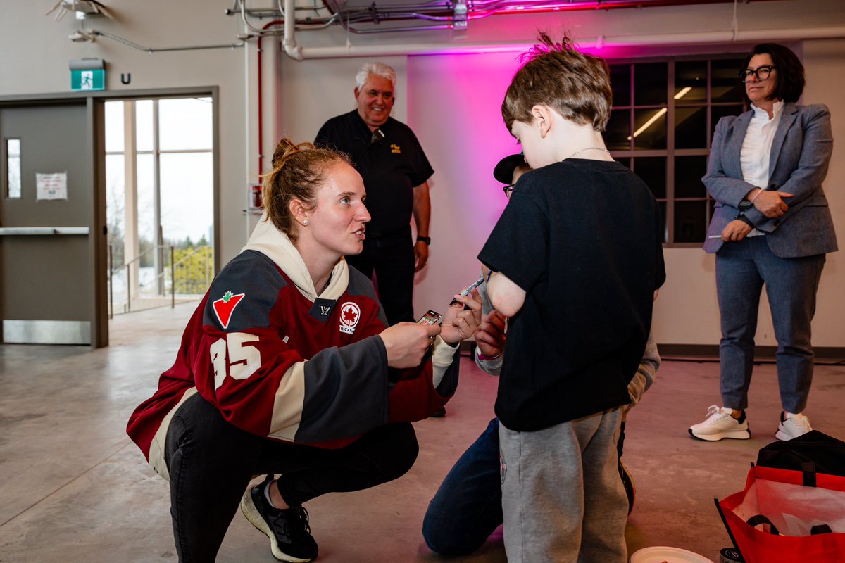jfchabot's tweet photo. @PWHL_Montreal My kiddo getting to meet his favorite players @KristinONeill10 and @pou29 . Sharing how inspirational they are to him and how he wants to be like them. 

@annd35biens asking him to sign his M9 hockey after handing it to her 🥹

Mille mercis pour l’année incroyable! 🫶 https://t.co/t4PB7zgGnl