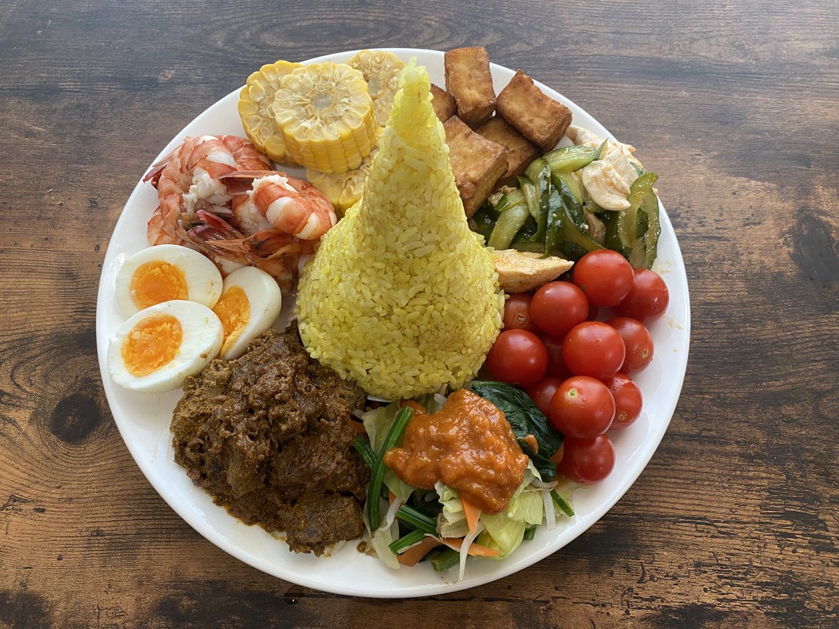 WalkInCikarang's tweet photo. 明けましておめでとうございます。
Selamat tahun baru!!

お節料理の代わりにNasi tumpeng。
帰国時に持ち帰った素で炊いたNasi kuningを円錐に固め、🇮🇩で恵みや願いを表す食材を周囲に盛付けてみました。

帰国して半年経ち🇮🇩語忘れが加速…今年は🇮🇩語検定C級を目標に勉強を再開しようと思います。 https://t.co/lPzpfEDXXO