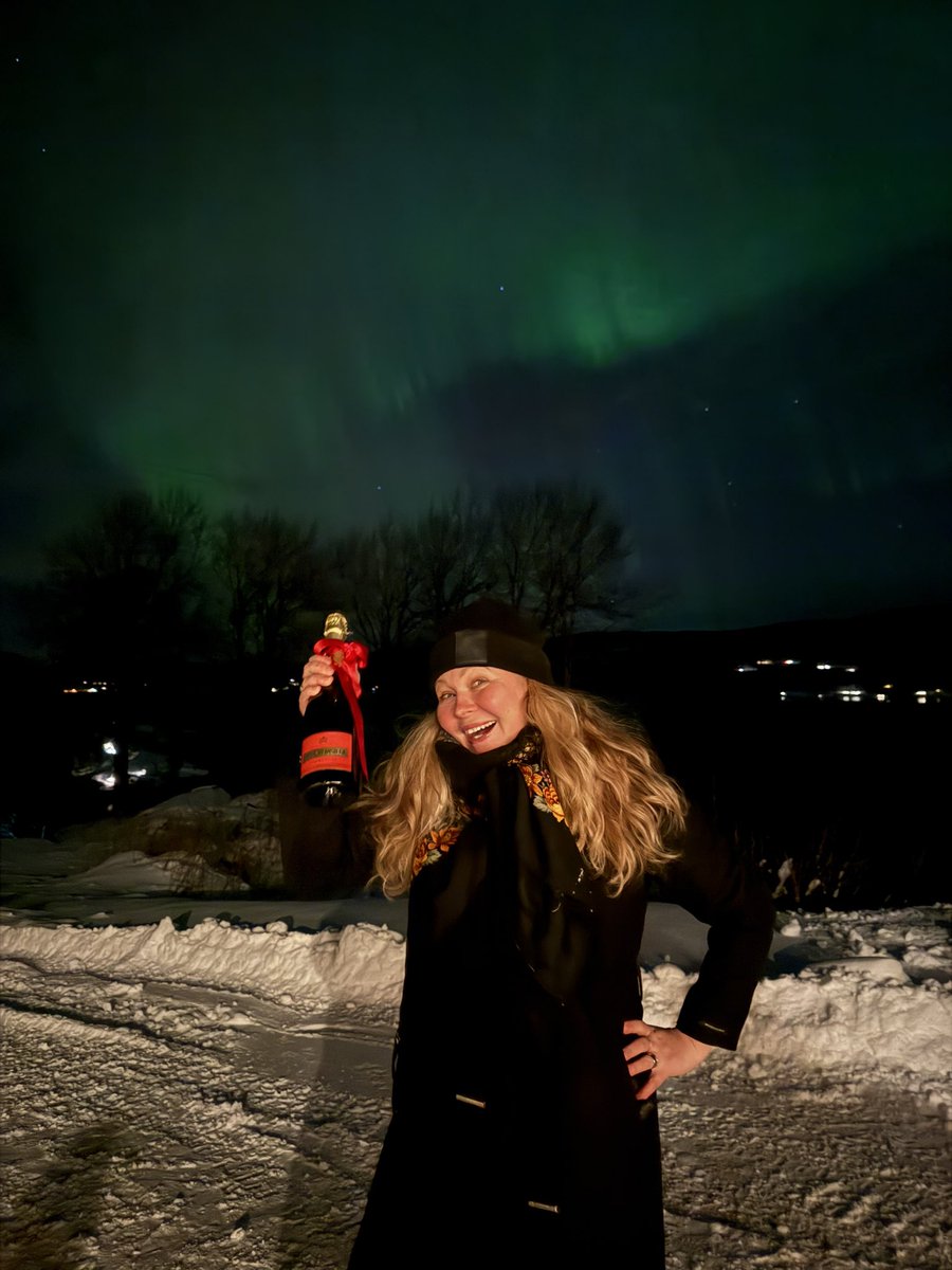 mrs1nil's tweet image. Happy new year, everyone! Nature put up the best «fireworks» this year. The northern lights at midnight in Surnadal, Norway. Quite magical. Let’s hope 2025 is a good one for all of us ❤️⚽️
