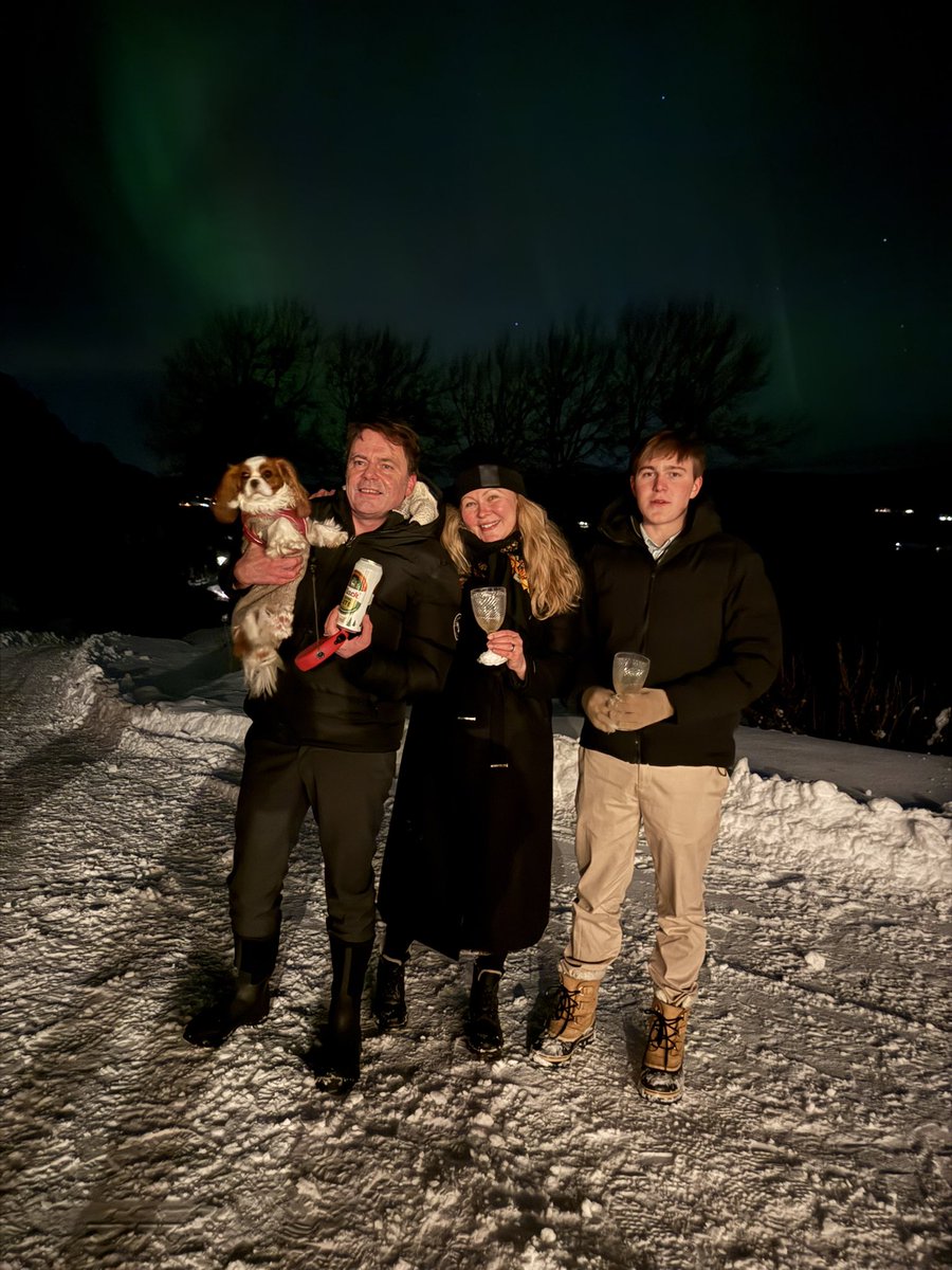 mrs1nil's tweet image. Happy new year, everyone! Nature put up the best «fireworks» this year. The northern lights at midnight in Surnadal, Norway. Quite magical. Let’s hope 2025 is a good one for all of us ❤️⚽️