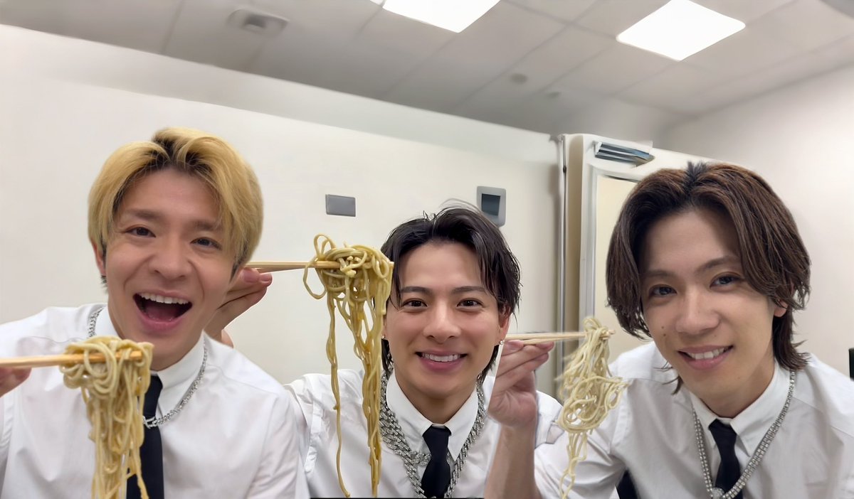 あけましておめでとうございます+.謹賀新年ﾟ+.ﾟ(○｡_｡)ﾍﾟｺｯ

朝から色々供給来てて全然ベッドから出られない幸せな朝を迎えております。

今年もNumber_i三昧で行くのでよろしくおねしゃす〜

とりま3人の会社員の昼食風景をご覧あれ

 #Number_i
 #会社員の昼食風景