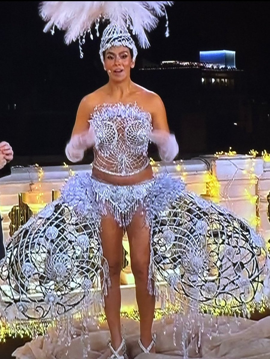 Un traje hecho con leche materna.
Es que hay que ser gilipollas.